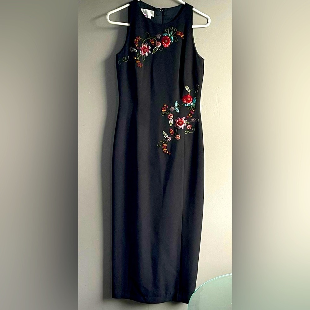 Maggie London Long Dress/Maxi Sz 4 Black With Floral Embroidery